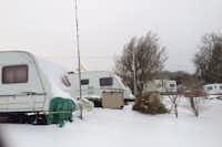 Charris Camping & Caravan Park - Schneebedecktes Wohnwagen auf dem Campingplatz