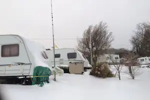 Charris Camping & Caravan Park - Schneebedecktes Wohnwagen auf dem Campingplatz