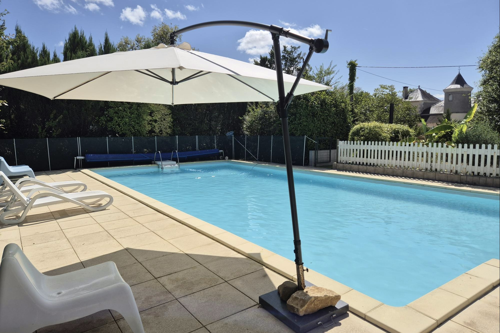 Château La Barge  - Pool im Freien mit Liegestühlen und Sonnenschirmen