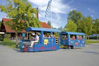 Chiemsee-Camping Rödlgries - Kinder in der Campingplatz-Lokomotive