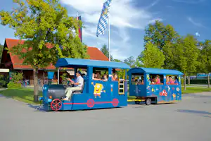 Chiemsee-Camping Rödlgries - Kinder in der Campingplatz-Lokomotive