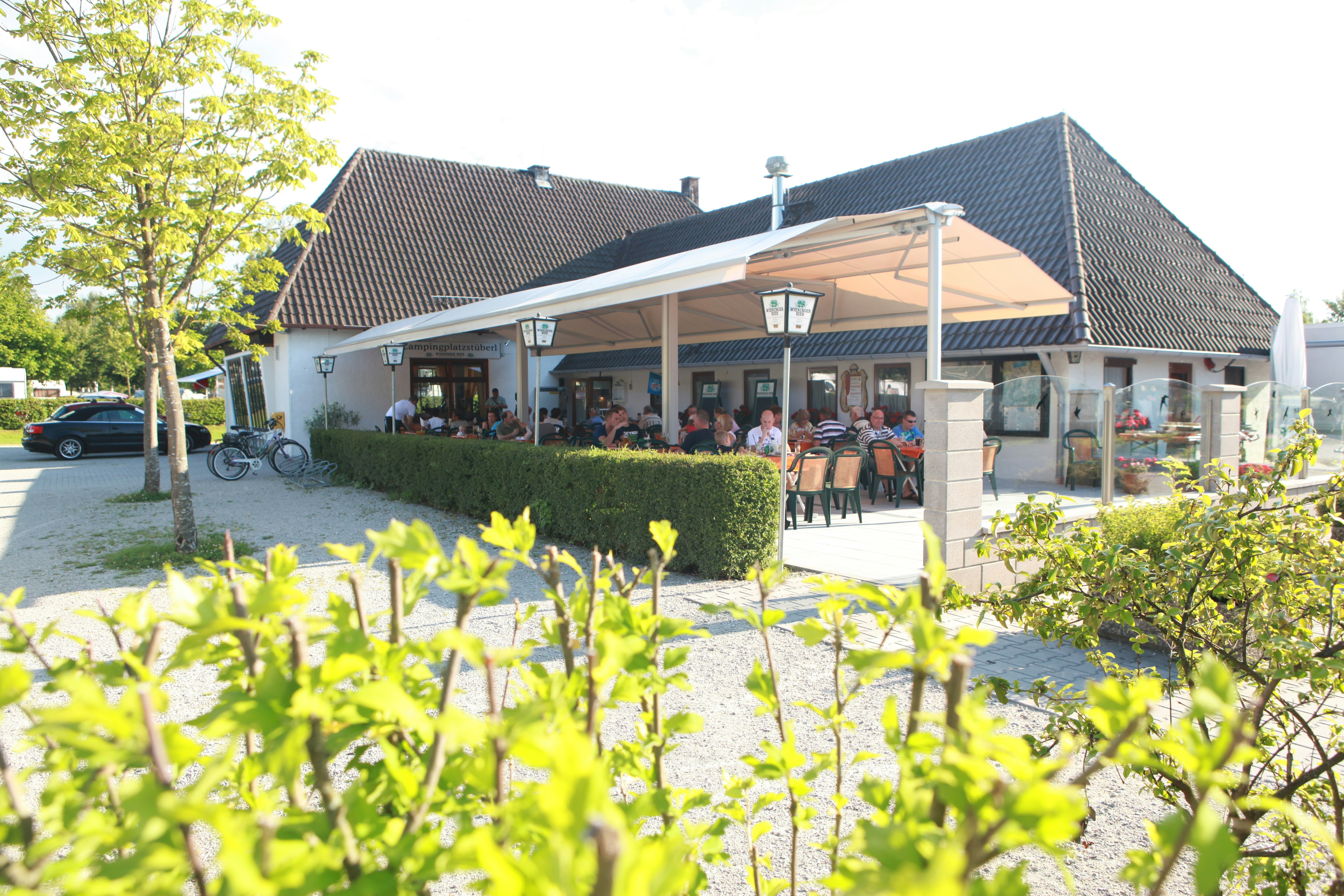 Chiemsee-Camping Rödlgries - Restaurant mit Terrasse und Sonnenschirmen auf dem Campingplatz