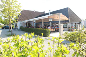 Chiemsee-Camping Rödlgries - Restaurant mit Terrasse und Sonnenschirmen auf dem Campingplatz