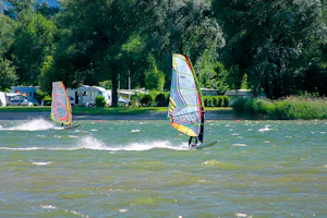 Chiemsee-Camping Rödlgries - Windsurfer auf dem Chiemsee vor dem Campingplatz