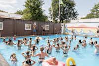 Chr. Vakantiepark en Conferentiecentrum De Betteld - Gäste beim Aquafitness im Outdoor-Pool