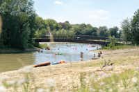 Chr. Vakantiepark en Conferentiecentrum De Betteld - Gäste beim Baden im Fluss