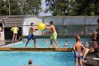 Christelijke camping 't Beloofde Land - Spielende Kinder im Pool in der Sonne