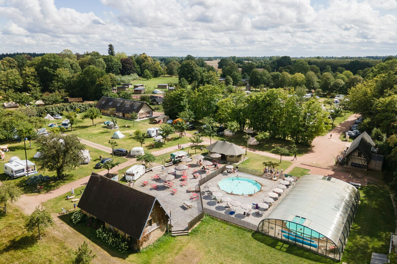 Château Camping Le Colombier  - Luftaufnahme des Campingplatzes mit Pools