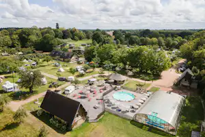 Château Camping Le Colombier - Luftaufnahme des Campingplatzes mit Pools