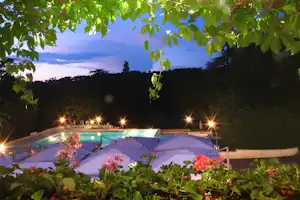Château de Lacomté Country Club - Blick auf den Pool am Abend