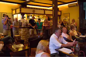 Château de Lacomté Country Club - Gäste in der Bar des Campingplatzes