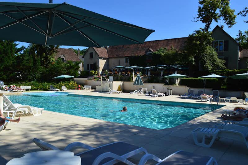 Château de Lacomté Country Club - Pool mit Liegestühlen und Sonnenschirmen