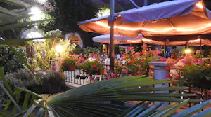 Château de Lacomté Country Club - Terrasse des Restaurants am Abend