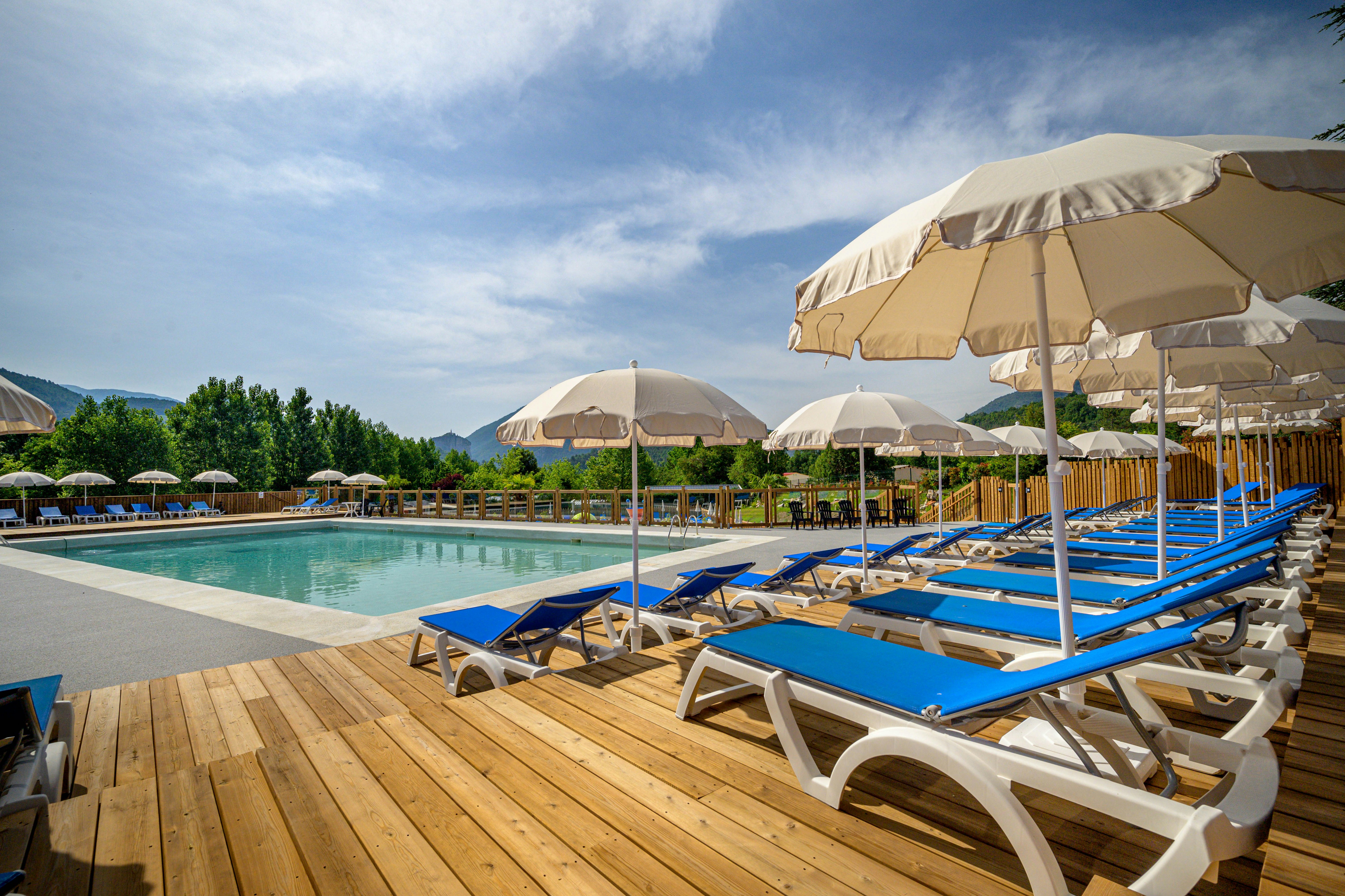 Camping Terra Verdon - Ciela Village - Liegestühle und Sonnenschirme im Freibad