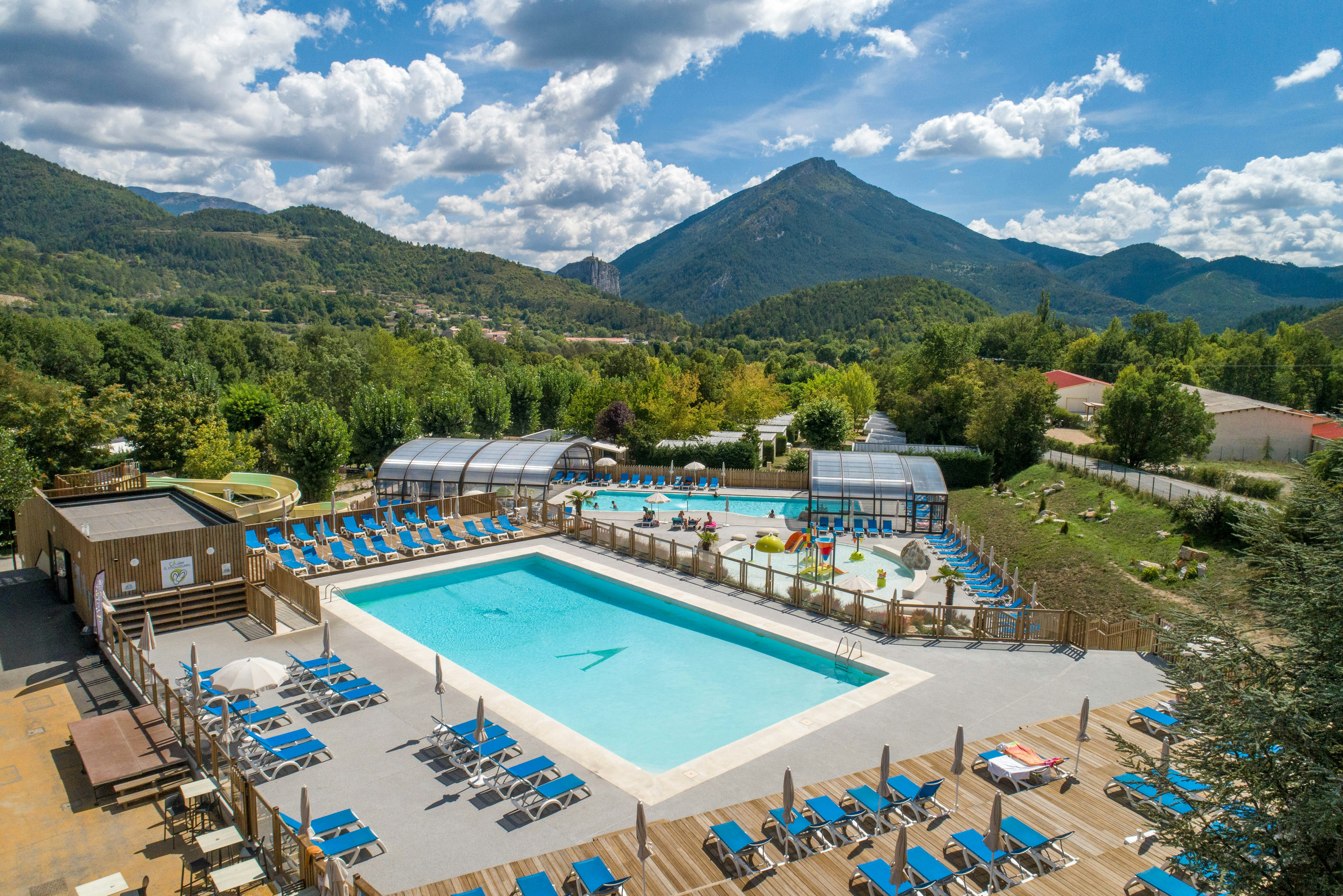 Camping Terra Verdon - Ciela Village - Luftaufnahme des Campingplatzes mit Freibad