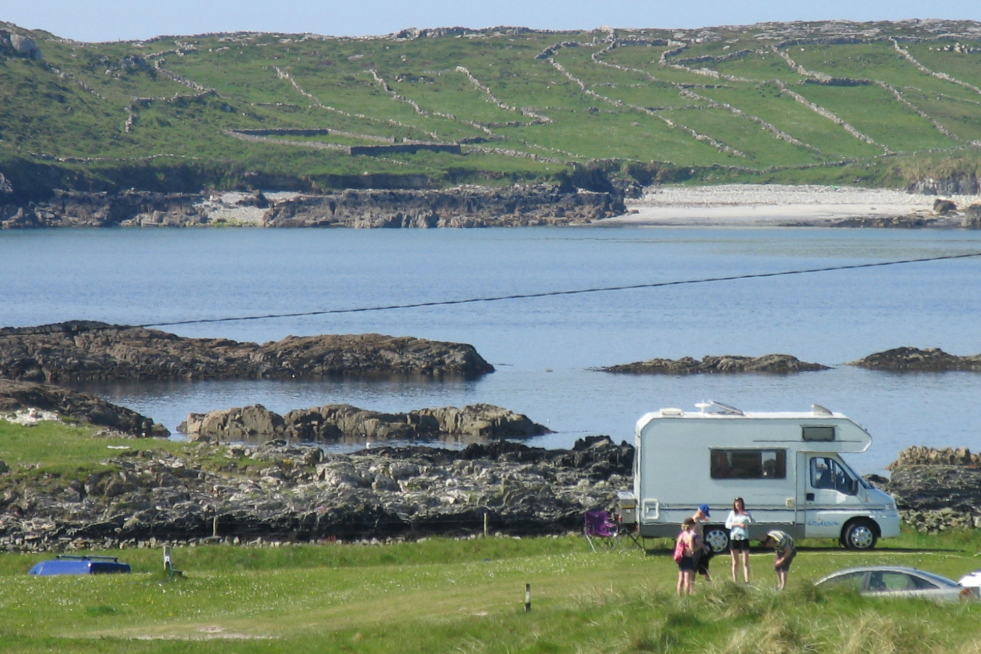 Clifden Eco Beach Camping & Caravanning Park  -  Camper am Wohnmobil auf dem Stellplatz vom Campingplatz auf grüner Wiese