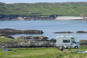 Clifden Eco Beach Camping & Caravanning Park - Camper am Wohnmobil auf dem Stellplatz vom Campingplatz auf grüner Wiese