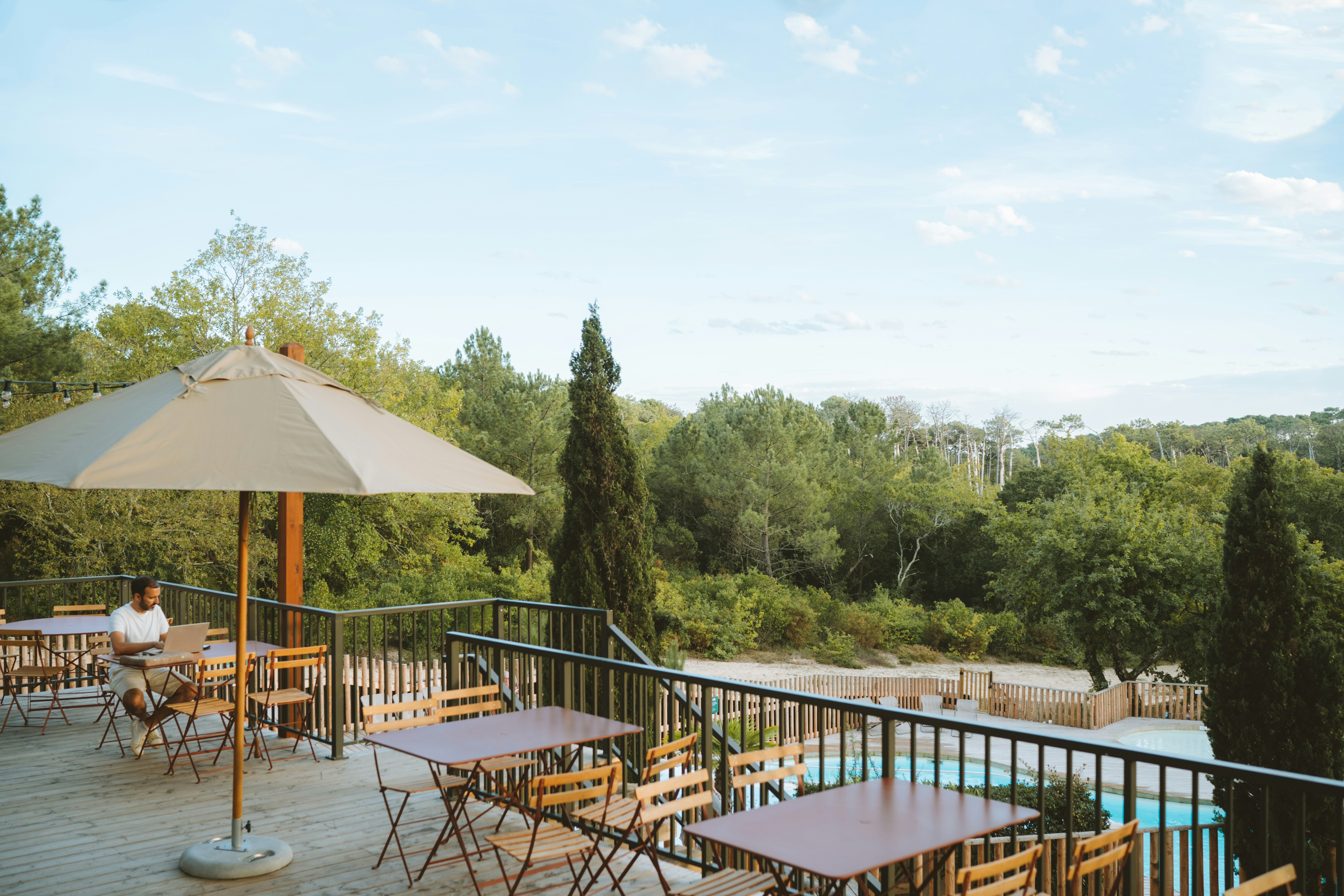 Huttopia Arcachon - Terrasse des Restaurants mit Blick auf den Pool und den umliegenden Wald