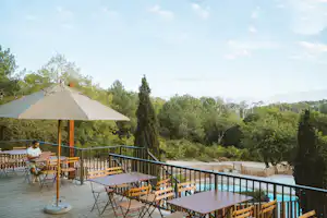 Huttopia Arcachon - Terrasse des Restaurants mit Blick auf den Pool und den umliegenden Wald