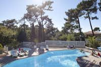 Huttopia Arcachon  Club d'Arcachon - Gäste liegen am Pool in der Sonne