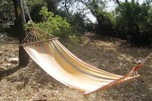 Club Naturista Pizzo Greco - Hängematte zwischen Bäumen auf dem Campingplatz