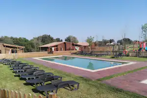 Càmping Rural Montori - Pool vom Campingplatz mit Liegestühlen in der Sonne