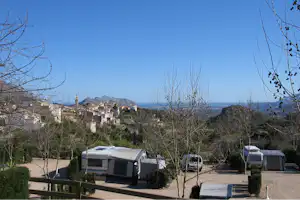 Càmping Vall de Laguar - Wohnwagenstellplatz und Wohnmobilstellplatz vom Campingplatz mit Blick auf ein Dorf in den Bergen