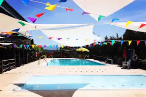 Coimbra Camping & Bungalows - Pool mit Sonnenschirmen auf dem Campingplatz