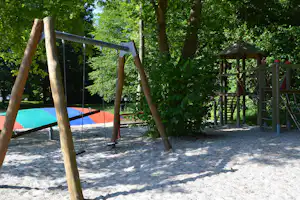 Comfort-Camp Eider - Spielplatz vom Campingplatz mit Trampolin und Schaukeln