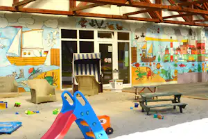 Comfort-Camp Eider - überdachter Kinderspielplatz auf dem Campingplatz