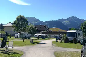 Comfort Camp Grän - Wohnwagen- und Zeltstellplatz auf grüner Wiese mit Blick auf die Berge