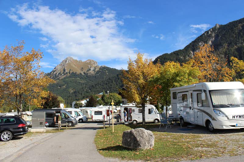 Comfort Camp Grän  -  Wohnwagen- und Zeltstellplatz mit Blick auf die Berge auf dem Campingplatz