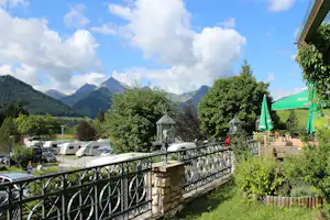 Comfort Camp Grän - Restaurant Terrasse auf dem Campingplatz