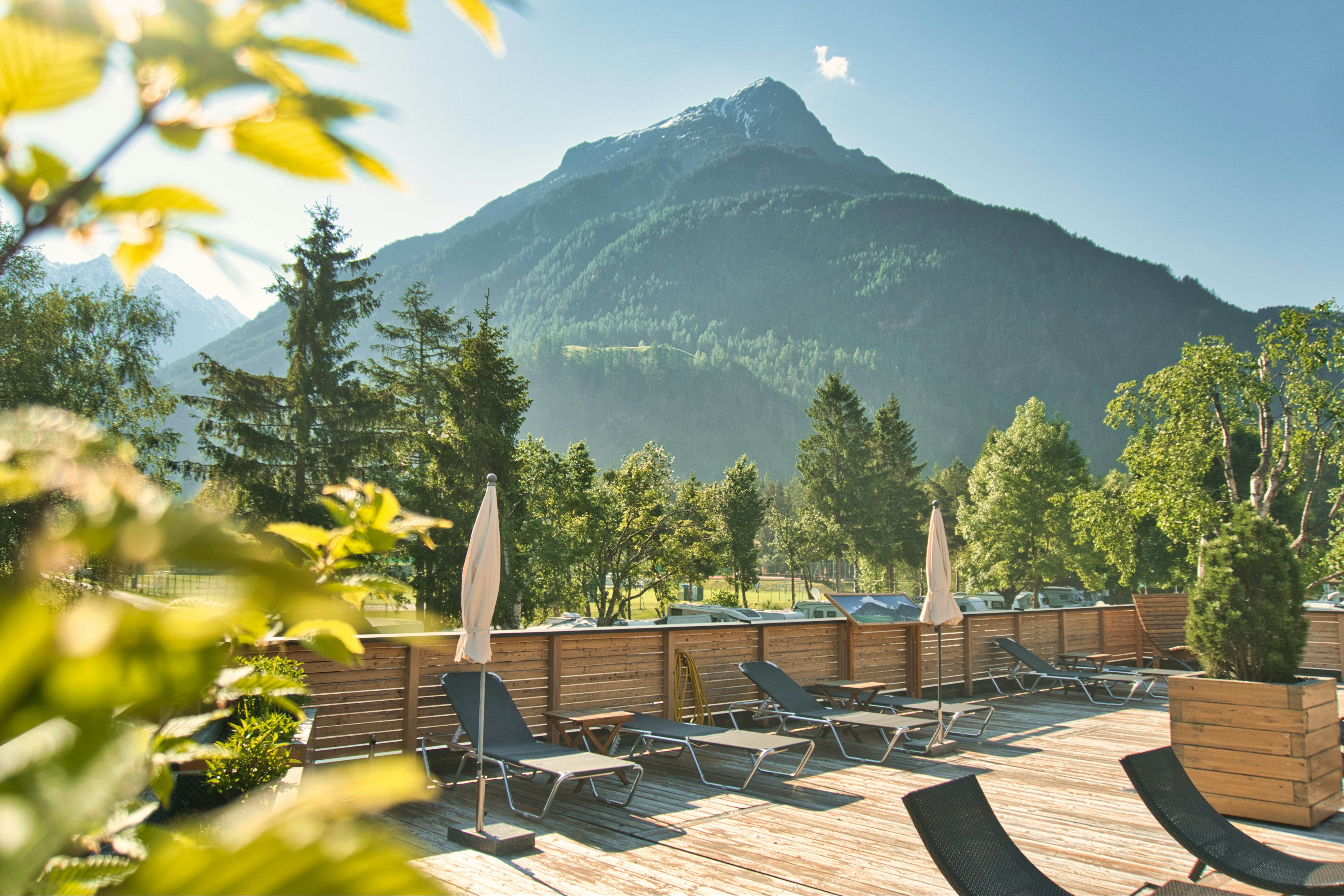 Camping Ötztal  Camping Ötztal Längenfeld  - Sonnenterrasse mit Liegestühlen und Sonnenschirmen