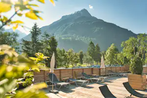 Camping Ötztal Camping Ötztal Längenfeld - Sonnenterrasse mit Liegestühlen und Sonnenschirmen