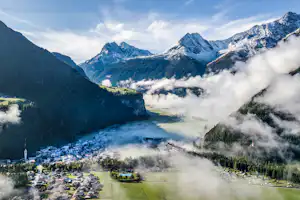 Camping Ötztal Camping Ötztal Längenfeld - Blick auf den Campingplatz umgeben von Bergen