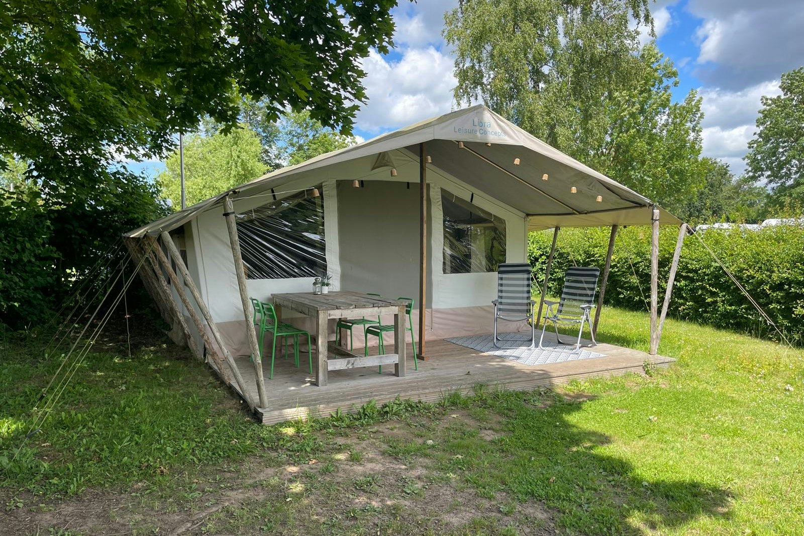 Comfort Camping Seeburger See - Blick auf ein Zelt im Grünen