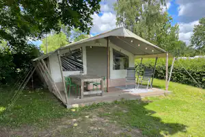 Comfort Camping Seeburger See - Blick auf ein Zelt im Grünen