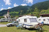 Comfort Camping Stubai  -  Wohnwagen- und Zeltstellplatz auf grüner Wiese auf dem Campingplatz