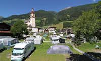 Comfort Camping Stubai  -  Wohnwagen- und Zeltstellplatz mit Blick auf die Berge auf dem Campingplatz