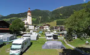 Comfort Camping Stubai - Wohnwagen- und Zeltstellplatz mit Blick auf die Berge auf dem Campingplatz