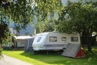 Comfort Camping Stubai  -  Wohnwagen- und Zeltstellplatz unter Bäumen auf dem Campingplatz