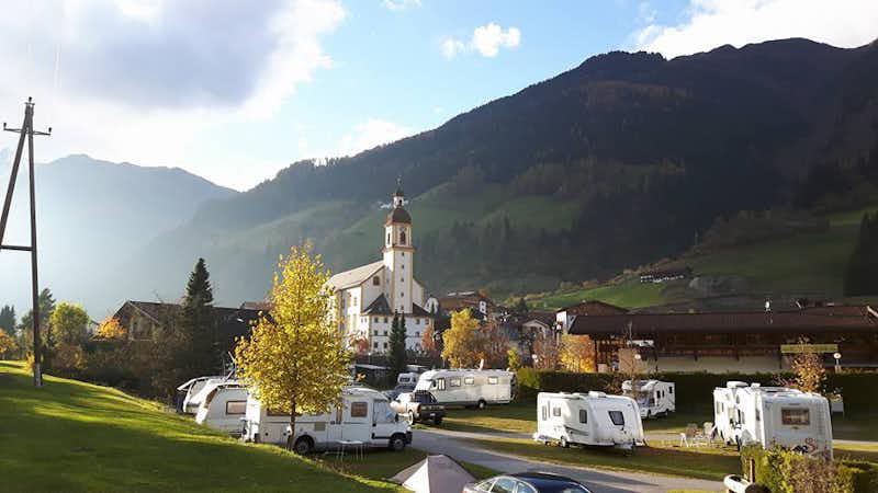 Comfort Camping Stubai - Blick auf die Wohnmobilstellplätze im Herbst