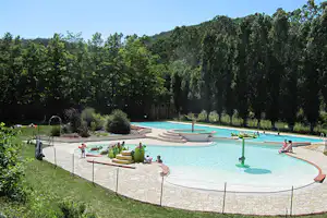 Comfort Camping Tenuta Squaneto - Pool umringt von Wald auf dem Campingplatz