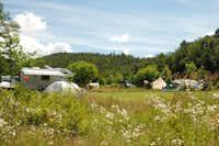 Comfort Camping Tenuta Squaneto - Zelt- und  Wohnwagenstellplätze auf der Wiese auf dem Campingplatz
