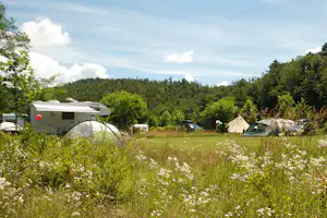 Comfort Camping Tenuta Squaneto - Zelt- und Wohnwagenstellplätze auf der Wiese auf dem Campingplatz