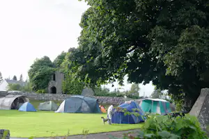 Cong Caravan and Camping Park - Wohnwagen- und Zeltstellplatz auf grüner Wiese auf dem Campingplatz