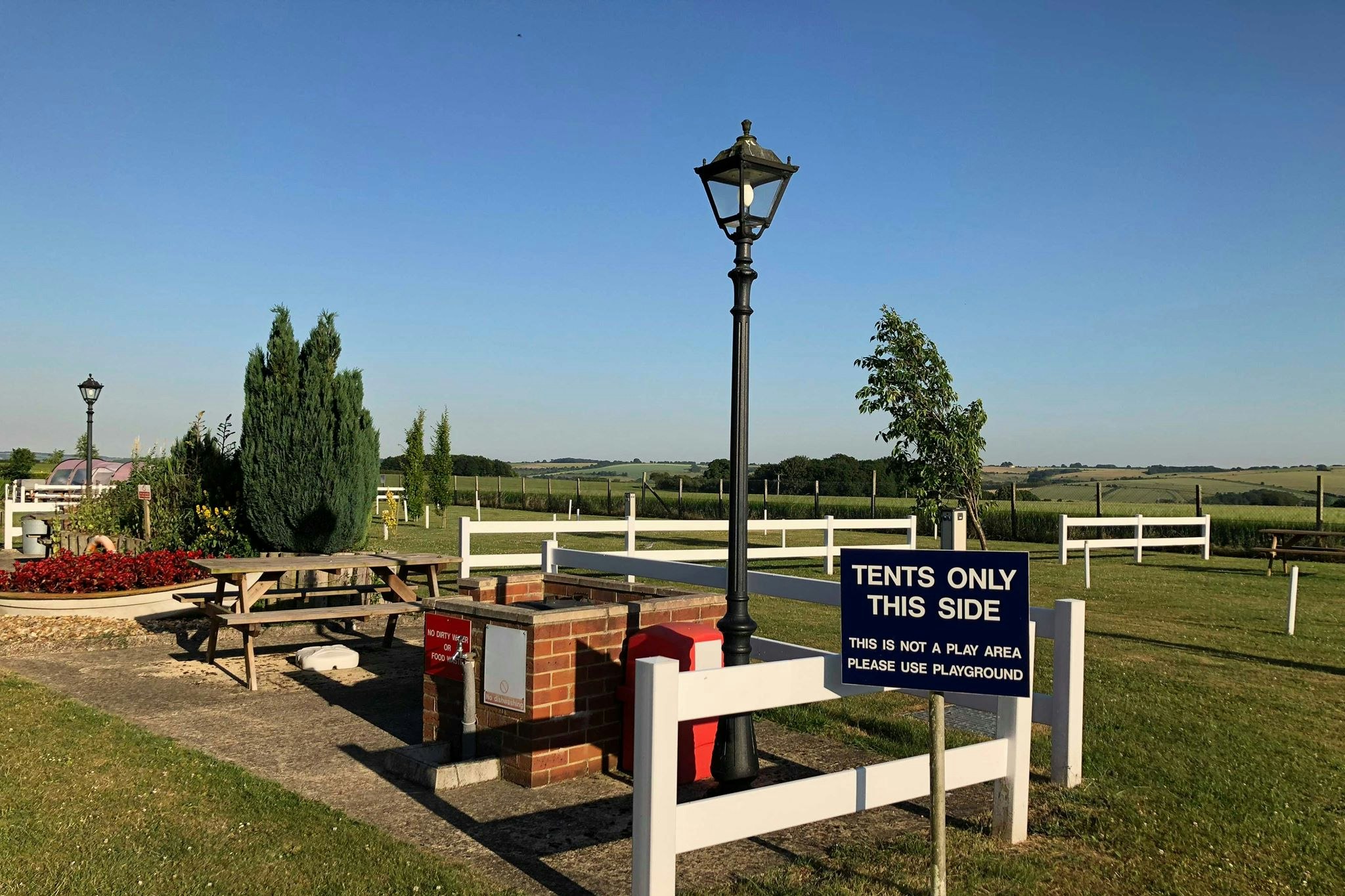 Coombe Touring Park - Grillplatz mit Zeltwiese auf dem Campingplatz