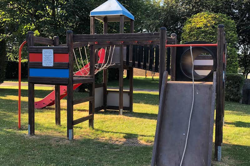 Coombe Touring Park - Kinderspielplatz mit Rutsche und Klettergerüst auf dem Campingplatz