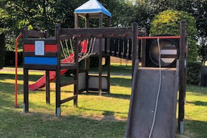 Coombe Touring Park - Kinderspielplatz mit Rutsche und Klettergerüst auf dem Campingplatz